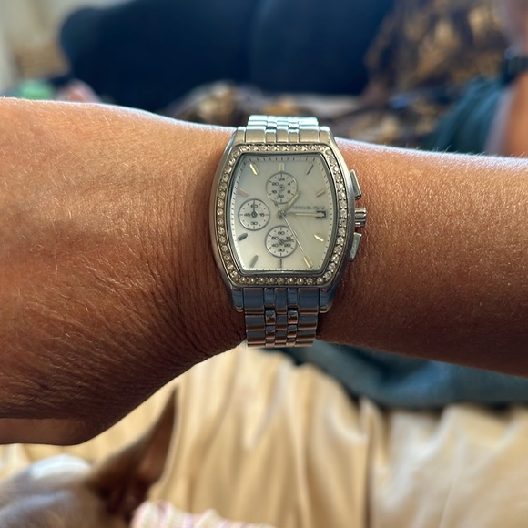 Beautiful ladies watch Silverwood diamonds around it - Picture 1 of 1